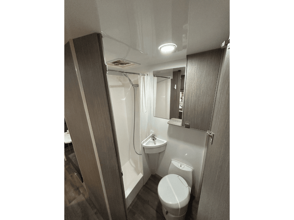 Suncamper Saxby F-2 bathroom overview — bathroom