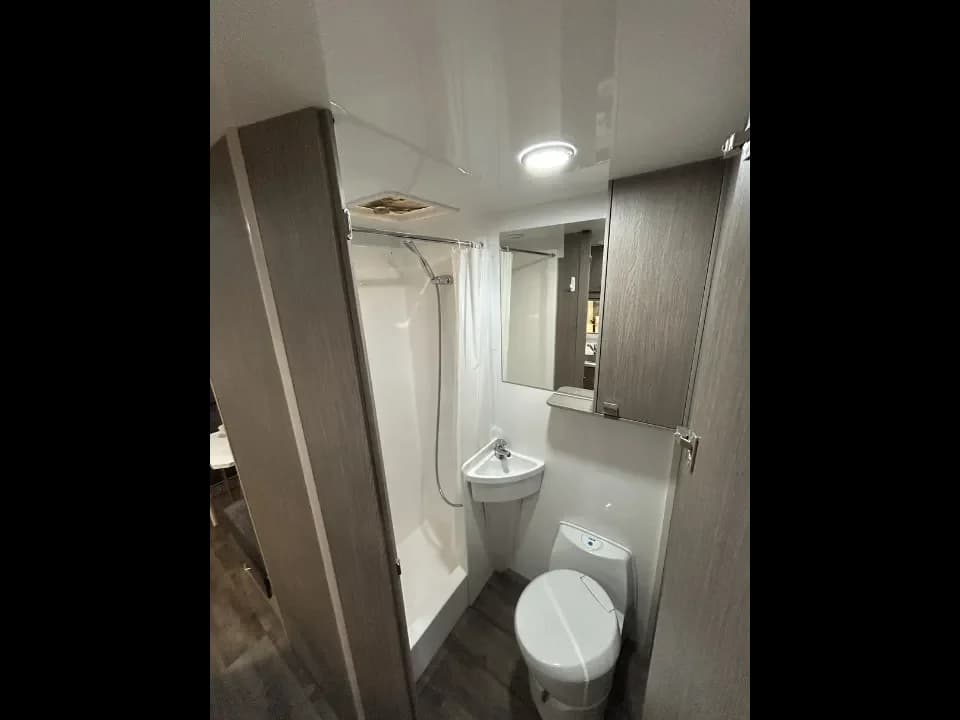 Suncamper Saxby F-2 bathroom overview — bathroom