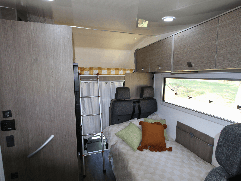 Suncamper Saxby F-2 interior finish — interior