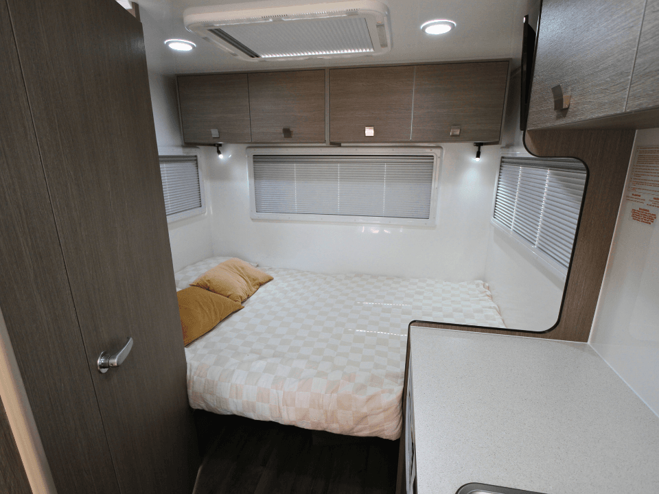 Suncamper Saxby F-2 interior layout — interior