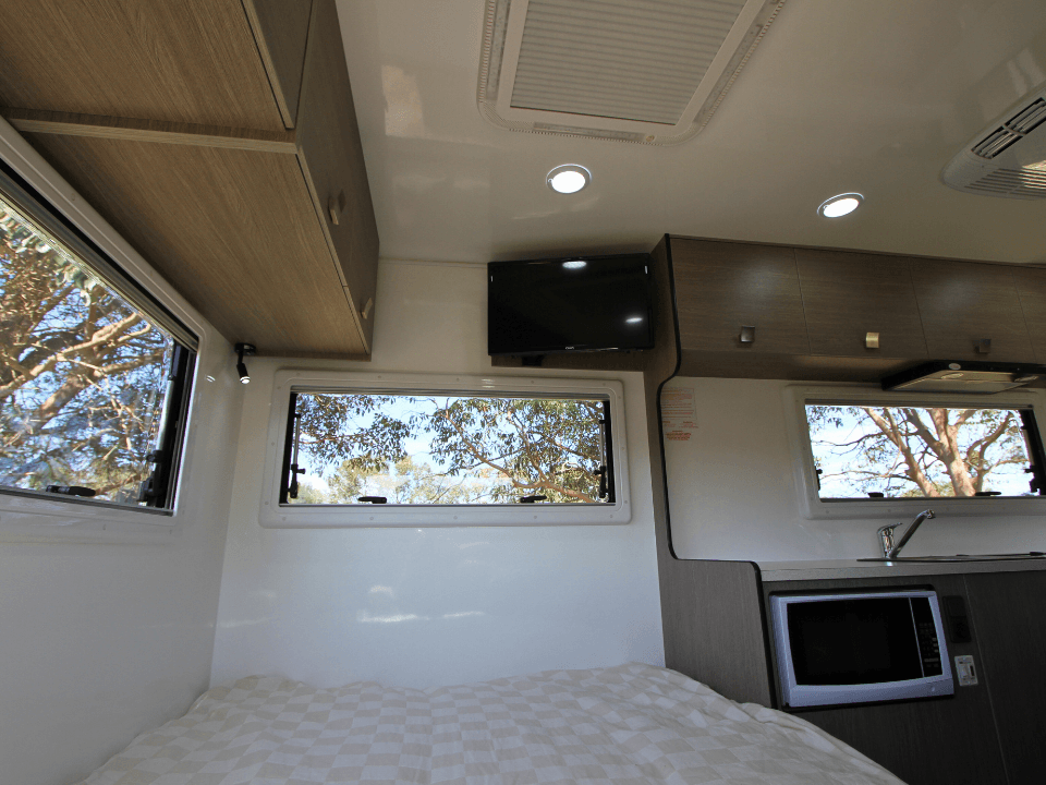 Suncamper Saxby F-2 interior storage — interior