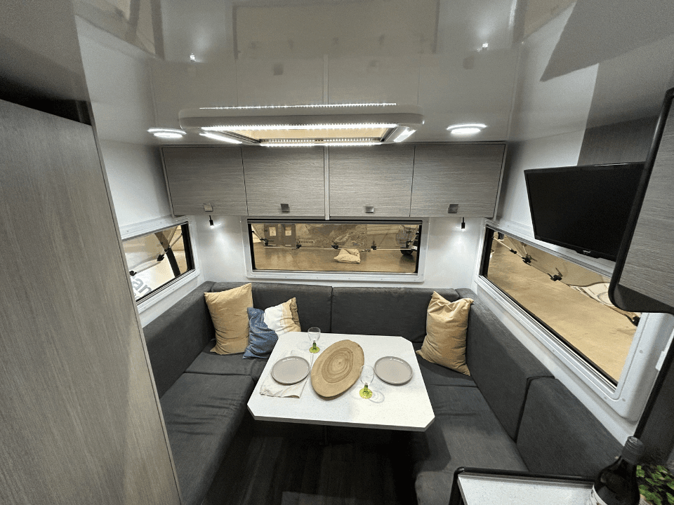 Suncamper Saxby F-2 seating configuration — interior