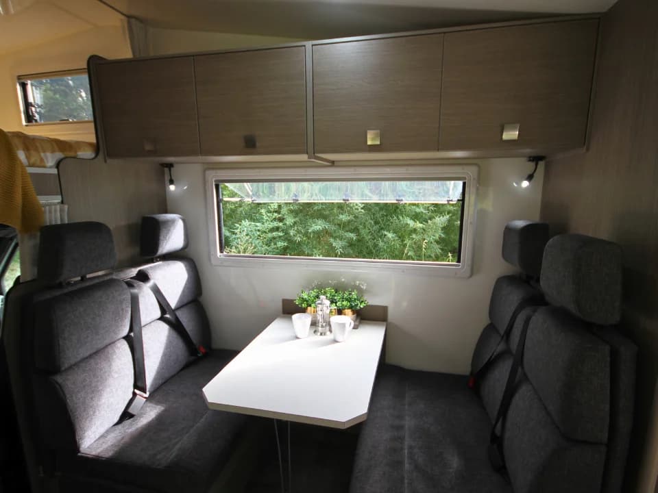 Suncamper Saxby F-2 four-seat travel seating with table — interior