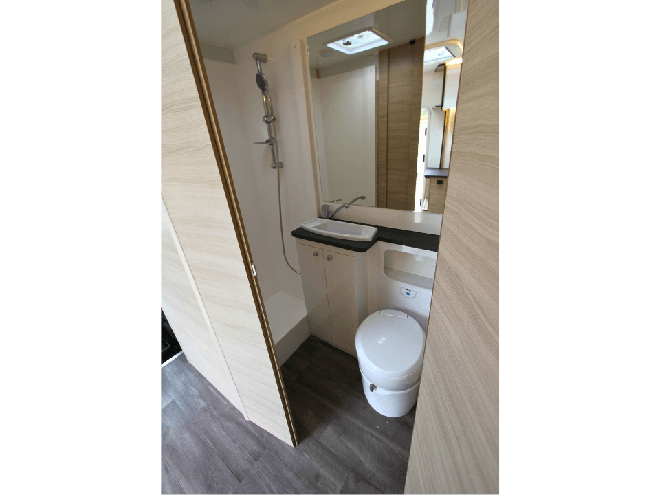 Suncamper Saxby S-2 bathroom overview — bathroom