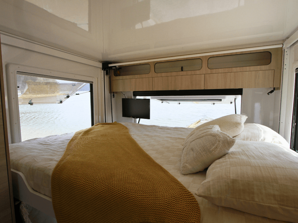 Suncamper Saxby S-2 bed configuration — sleeping