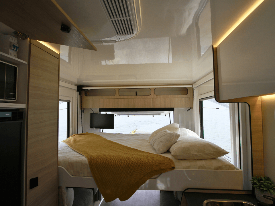 Suncamper Saxby S-2 bed main — sleeping