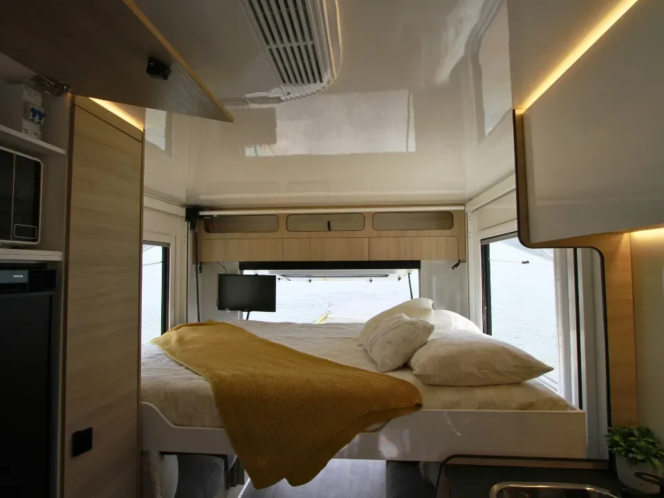 Suncamper Saxby S-2 bed main — sleeping