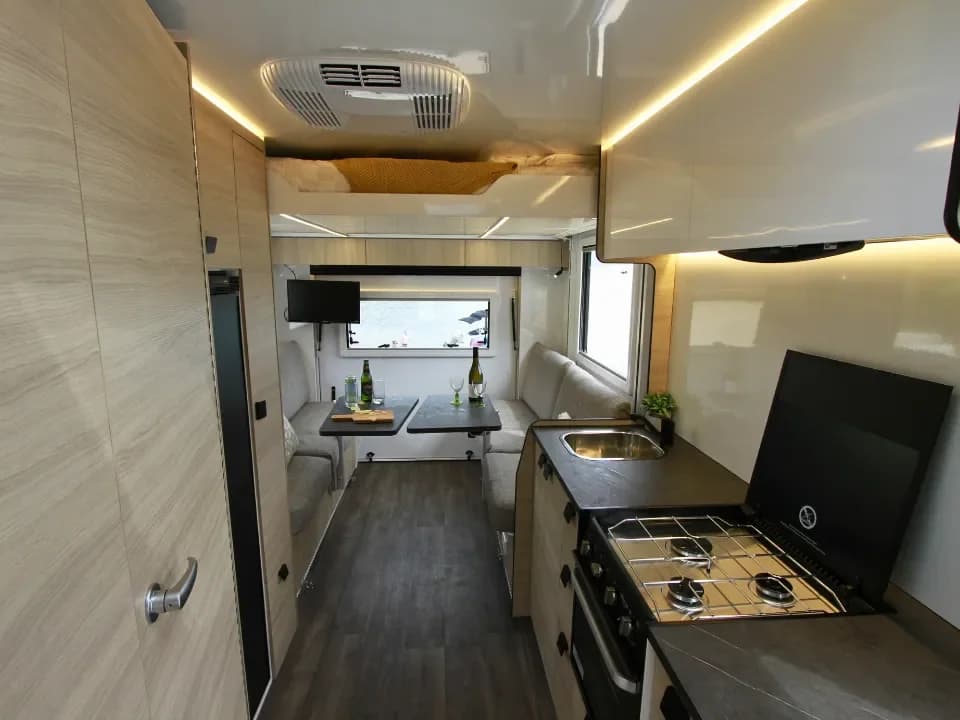 Suncamper Saxby S-2 interior overview — interior