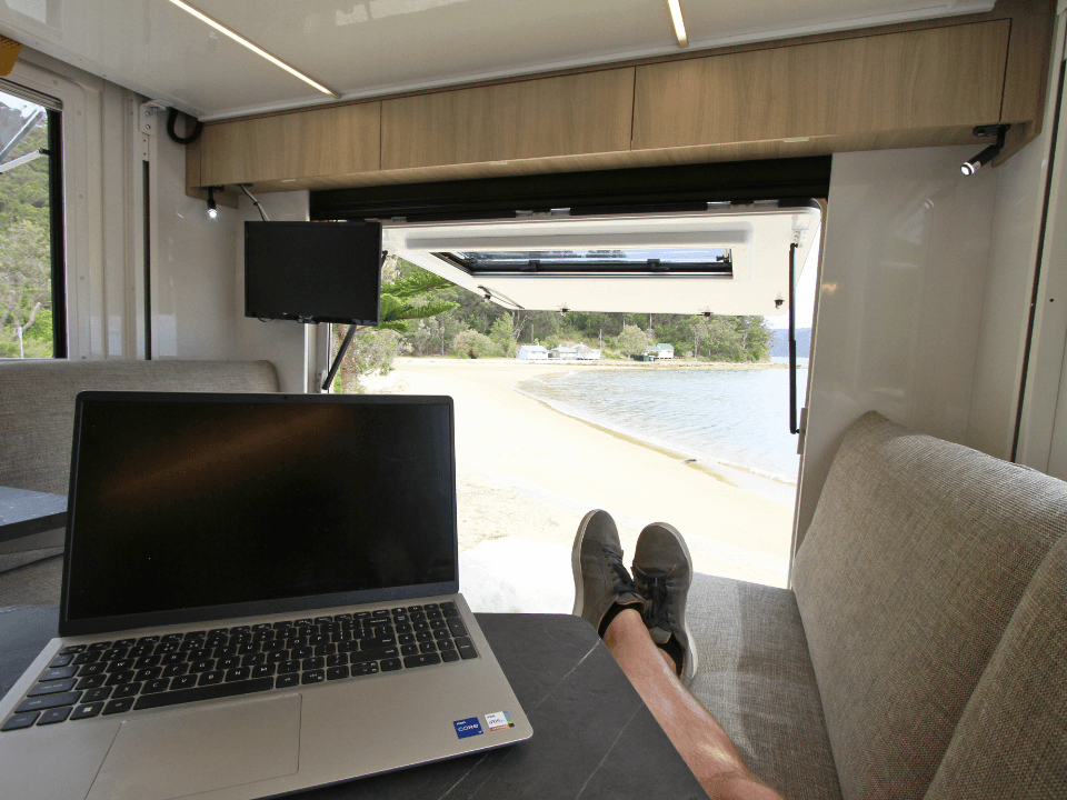 Suncamper Saxby S-2 seating detail — interior