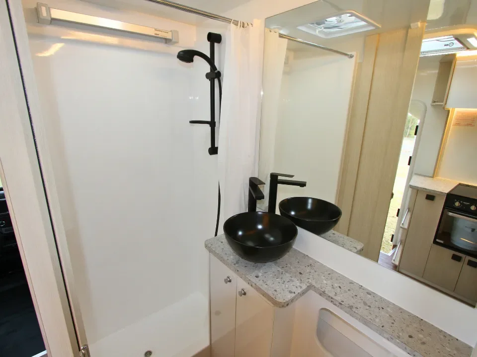Suncamper Saxby V-2 bathroom overview — bathroom