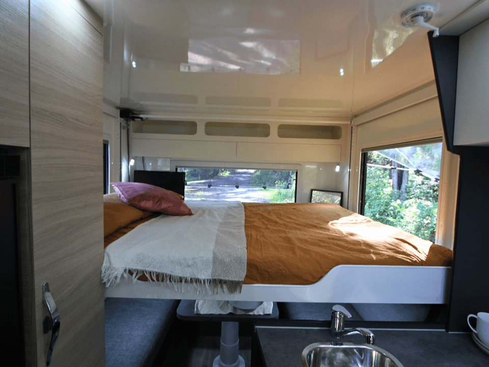 Suncamper Saxby V-2 bed configuration — sleeping
