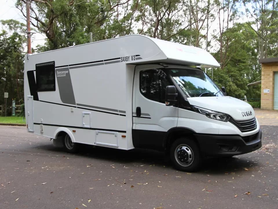 Suncamper Saxby V-2 drivers side front quarter — exterior