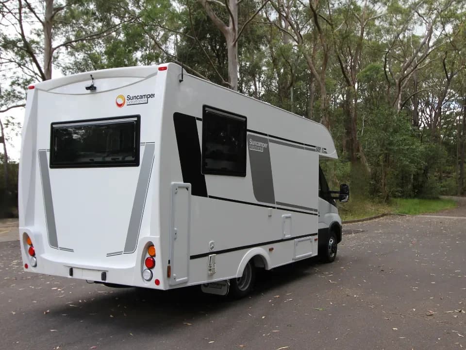 Suncamper Saxby V-2 drivers side rear quarter — exterior