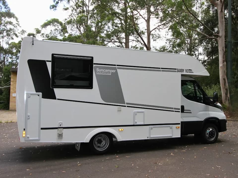 Suncamper Saxby V-2 drivers side — exterior