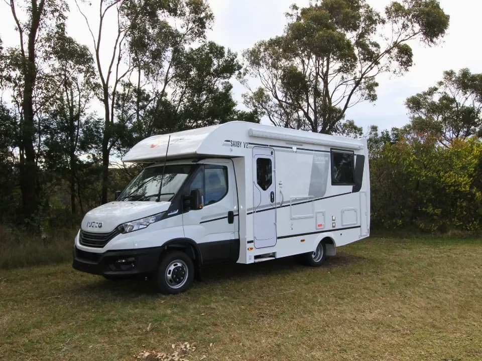 Suncamper Saxby V-2 front quarter — exterior