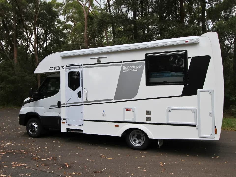 Suncamper Saxby V-2 passenger side rear quarter — exterior