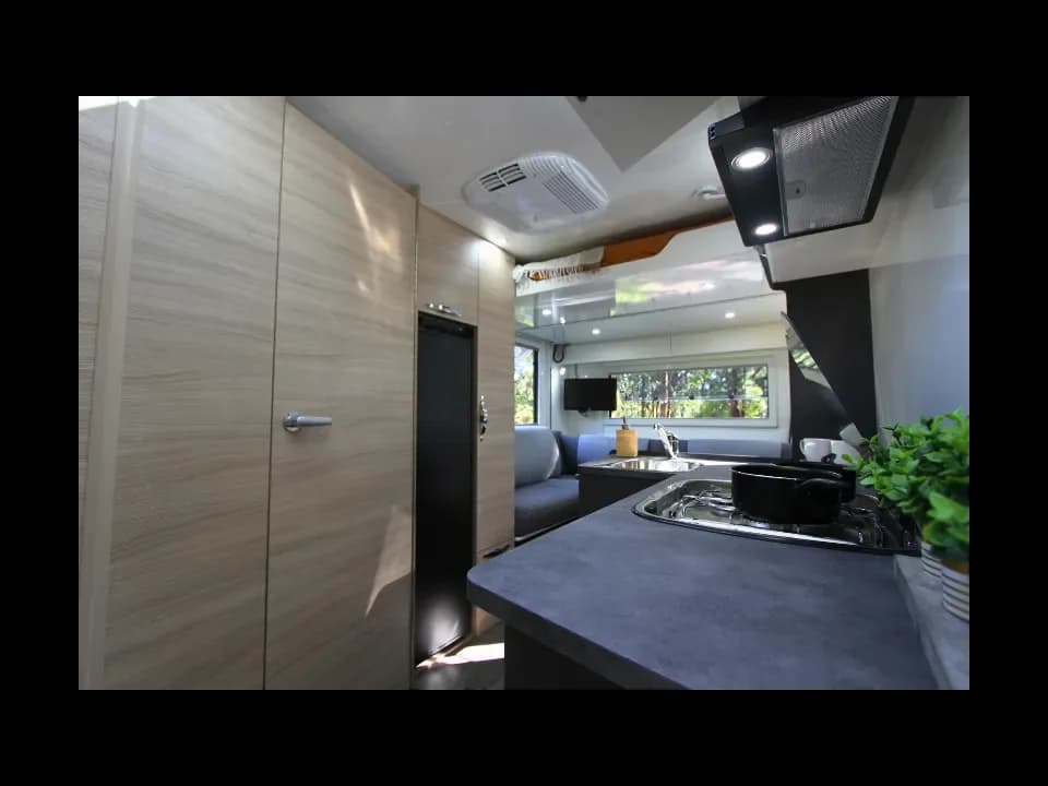 Suncamper Saxby V-2 interior overview — interior