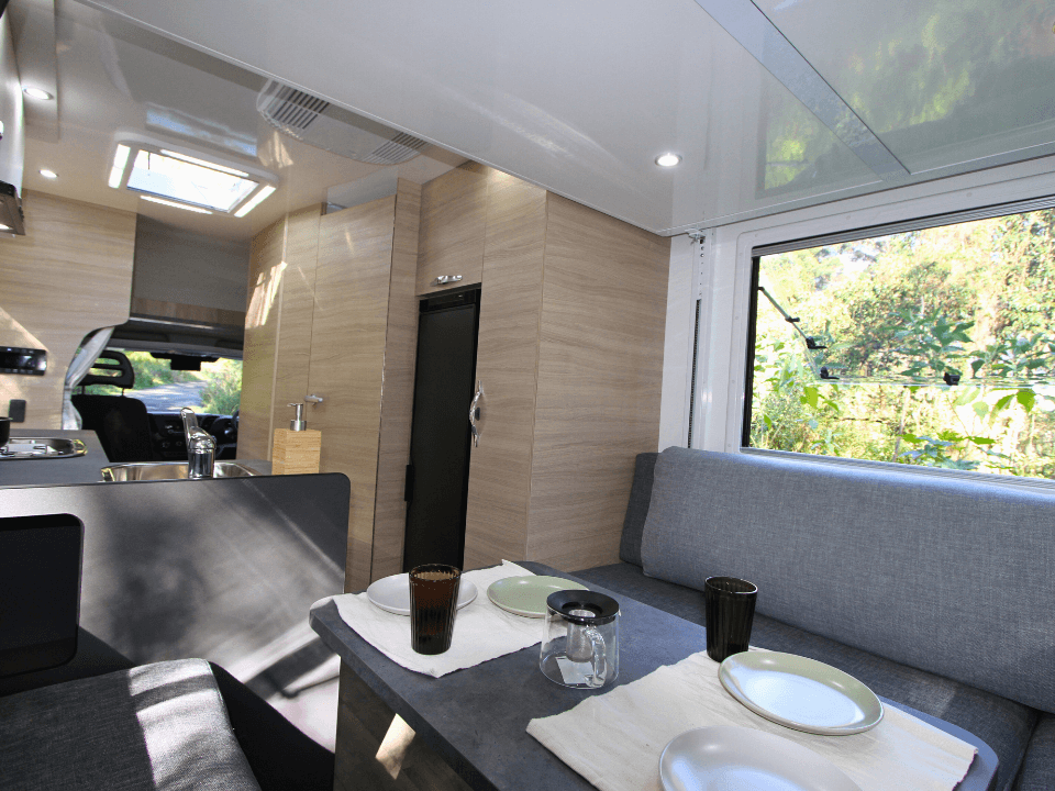 Suncamper Saxby V-2 interior layout — interior