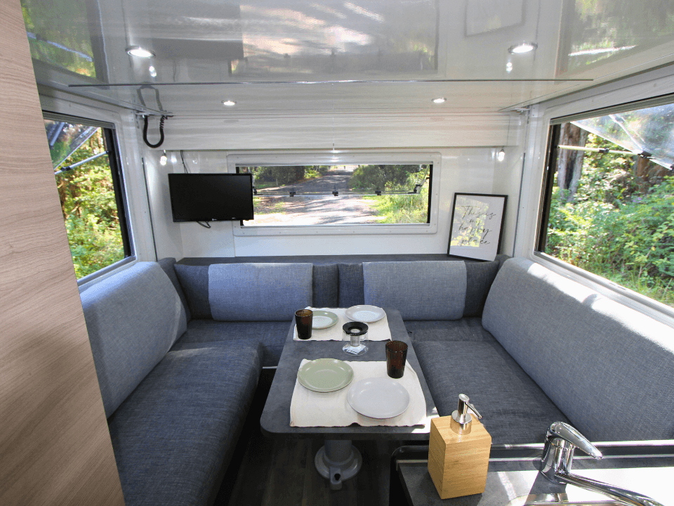 Suncamper Saxby V-2 seating configuration — interior