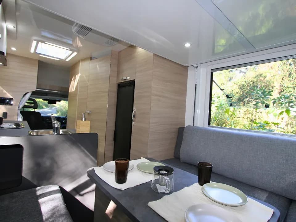 Suncamper Saxby V-2 seating overview — interior