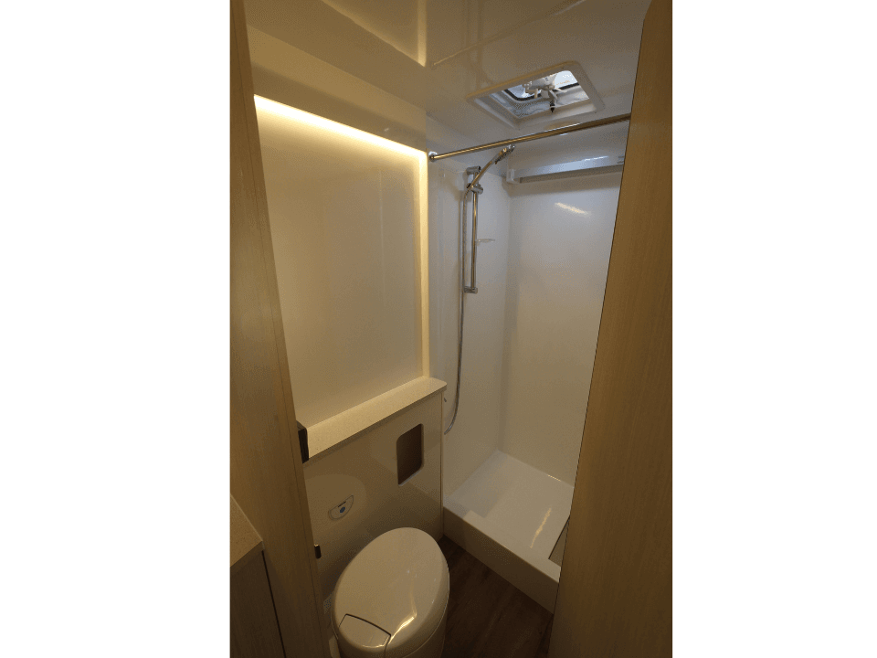 Suncamper Saxby X-2 bathroom overview — bathroom