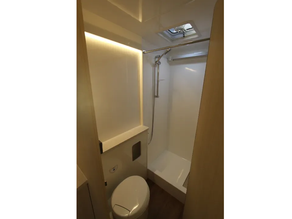 Suncamper Saxby X-2 bathroom overview — bathroom