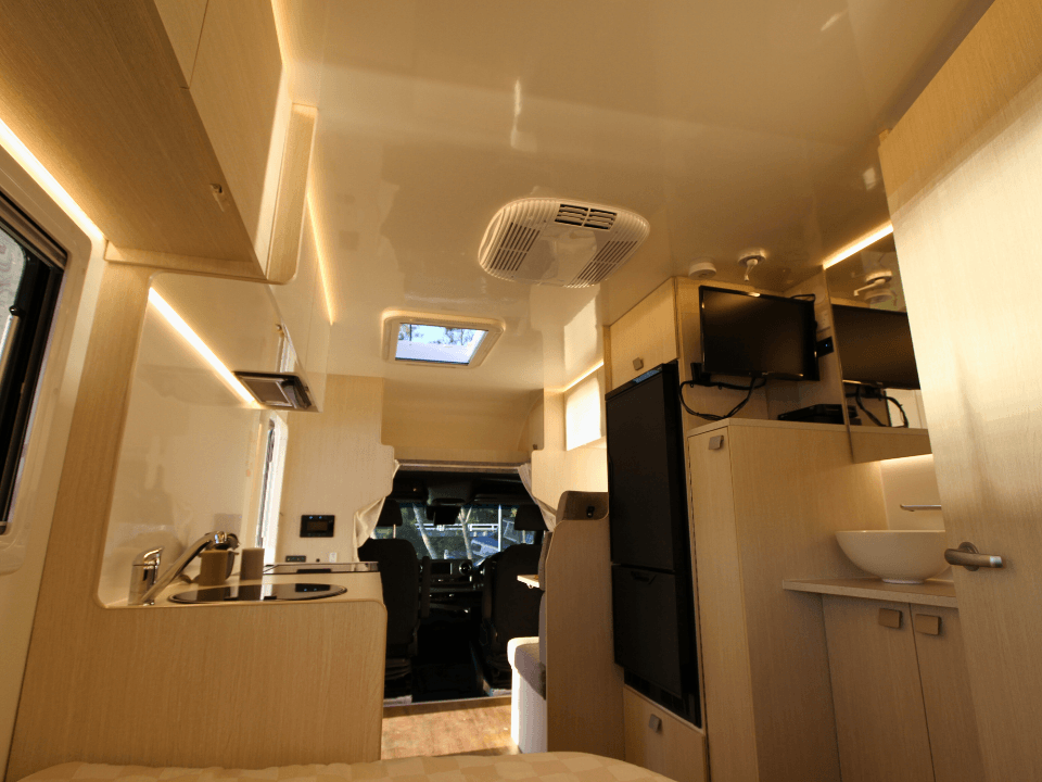 Suncamper Saxby X-2 interior overview — interior