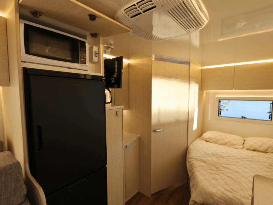 Suncamper Saxby X-2 interior finish — interior