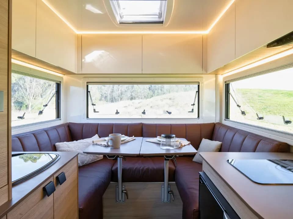 Suncamper Sherwood Conqueror 2.0 interior living area