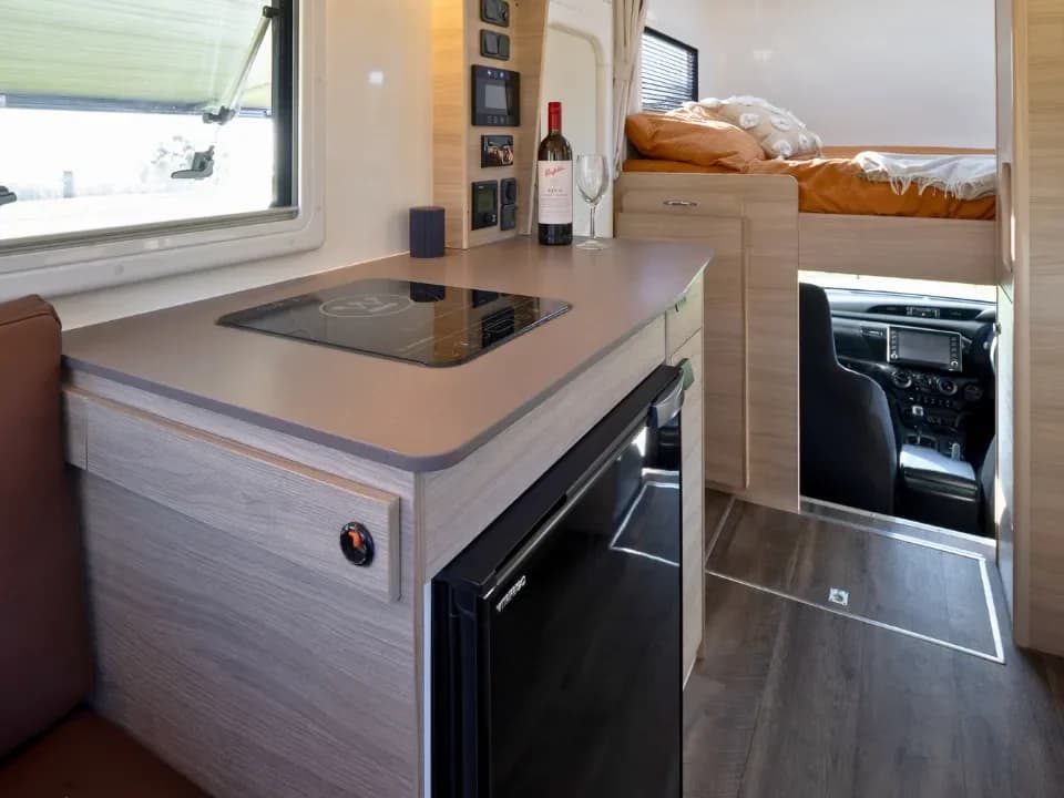 Suncamper Sherwood Conqueror 2.0 kitchen overview