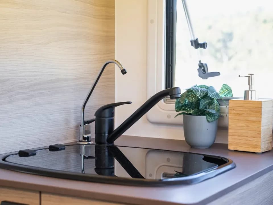 Suncamper Sherwood Conqueror 2.0 kitchen detail