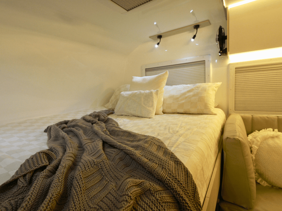 Suncamper Sherwood Conqueror 3.0 East West Queen bed detail