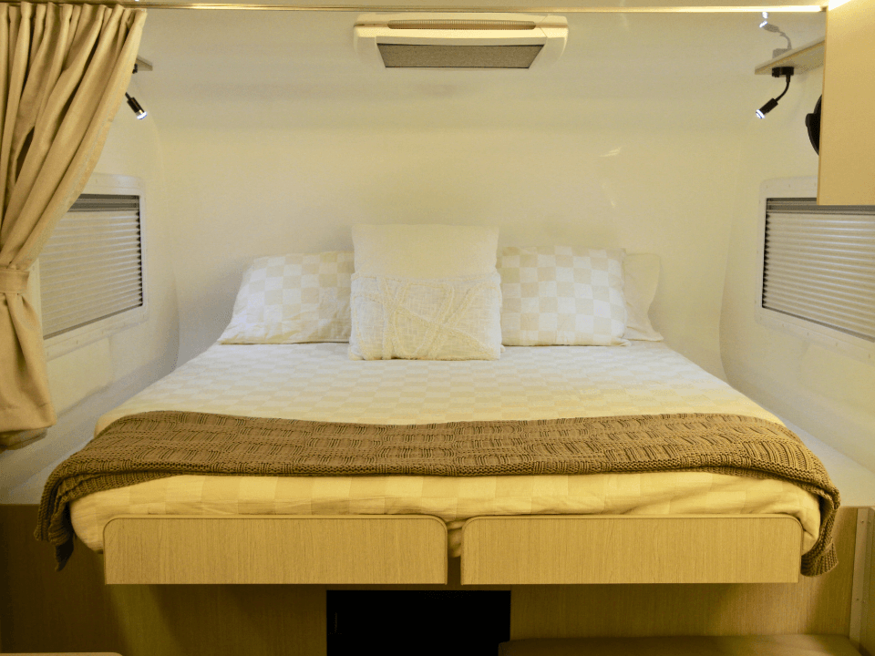 Suncamper Sherwood Conqueror 3.0 North South Queen bed detail
