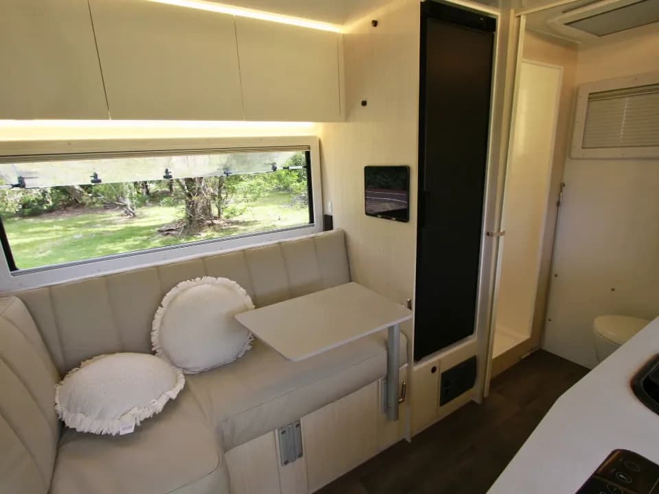 Suncamper Sherwood Conqueror 3.0 seating detail