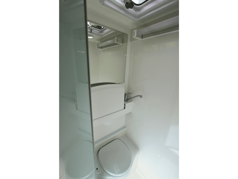 Suncamper Sherwood E-2 bathroom overview