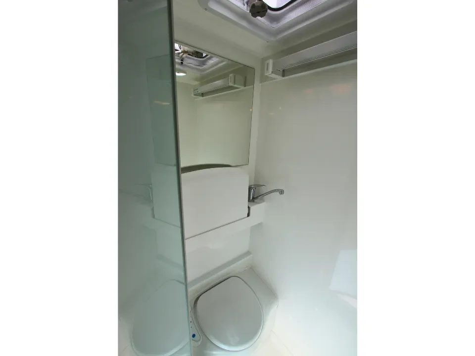 Suncamper Sherwood E-2 bathroom overview
