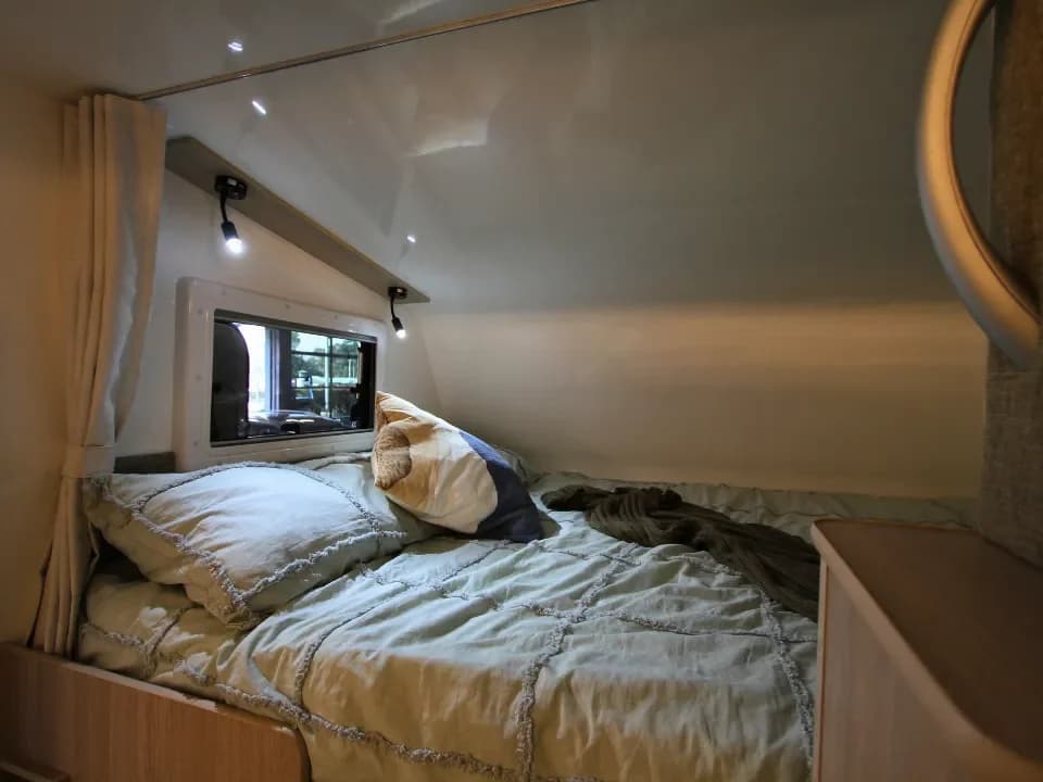 Suncamper Sherwood E-2 bed area detail