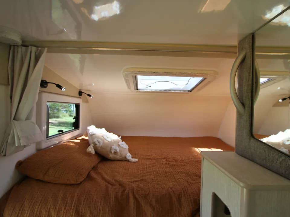 Suncamper Sherwood E-2 bed area with Nosecone Hatch