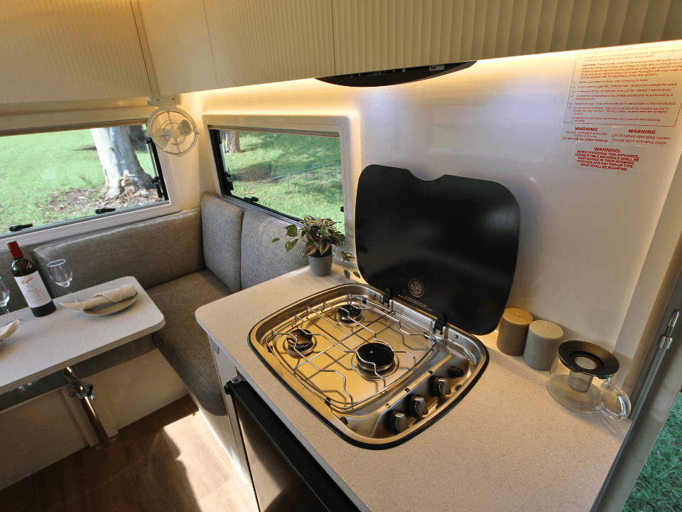 Suncamper Sherwood E-2 kitchen appliances