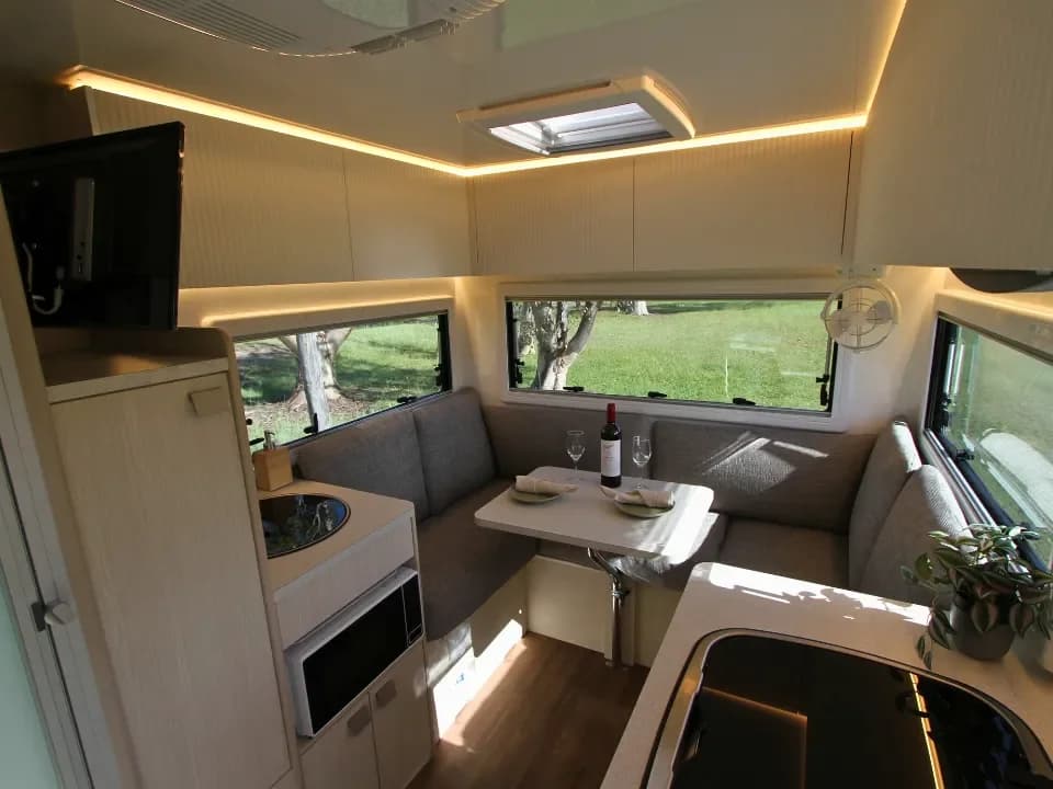 Suncamper Sherwood E-2 seating area with Club Lounge