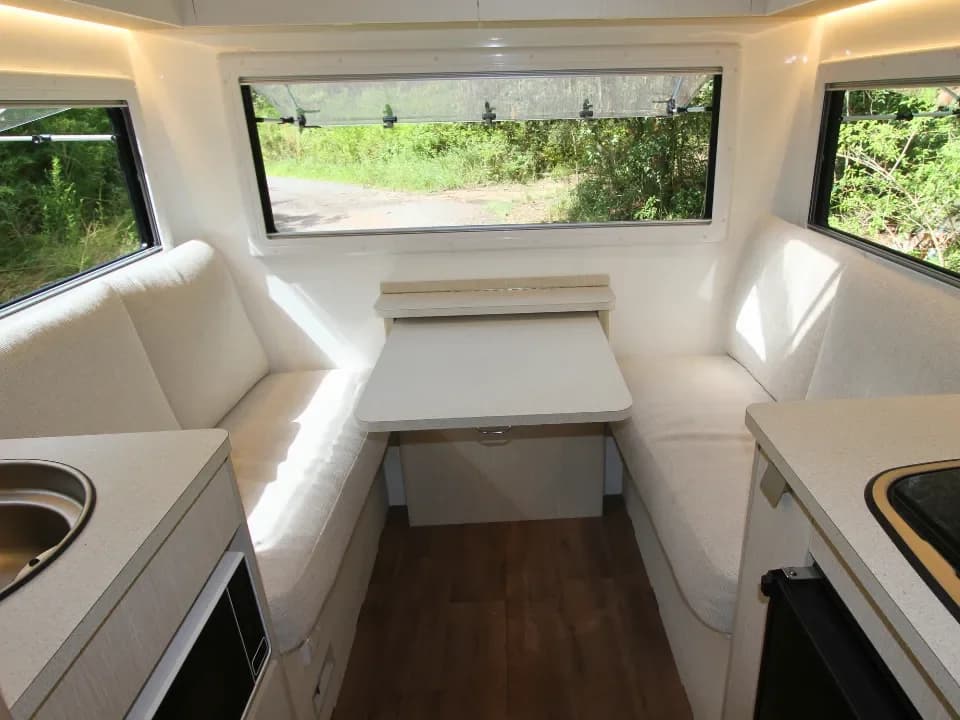 Suncamper Sherwood E-2 standard cafe style seating