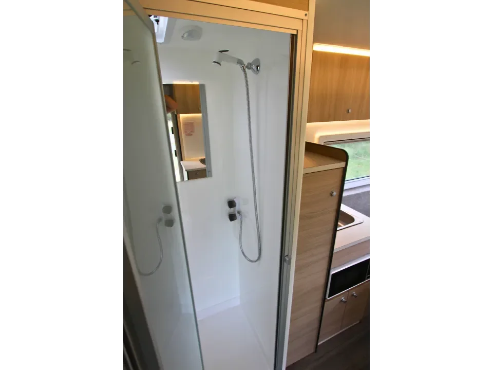 Suncamper Sherwood R-2 bathroom overview