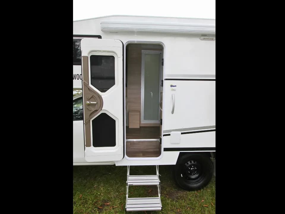 Suncamper Sherwood R-2 entry doorway