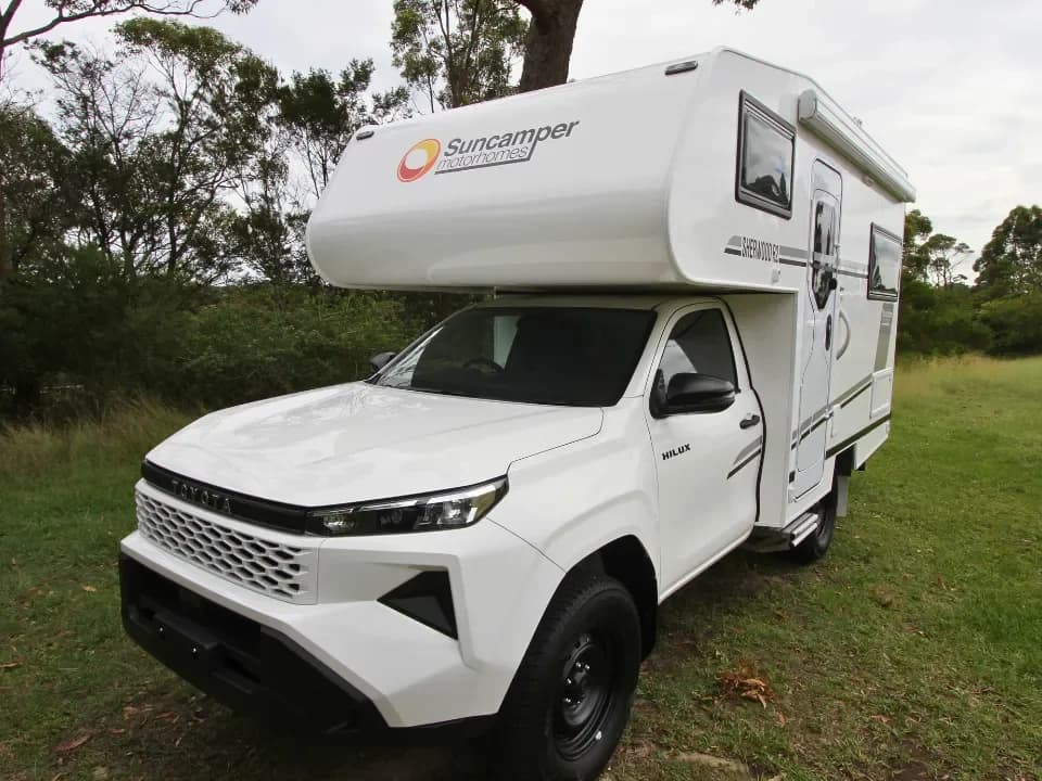 Suncamper Sherwood R-2 passenger side front quarter