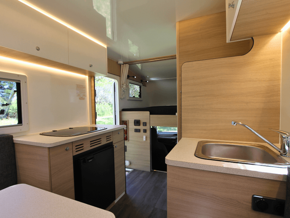 Suncamper Sherwood R-2 kitchen appliances