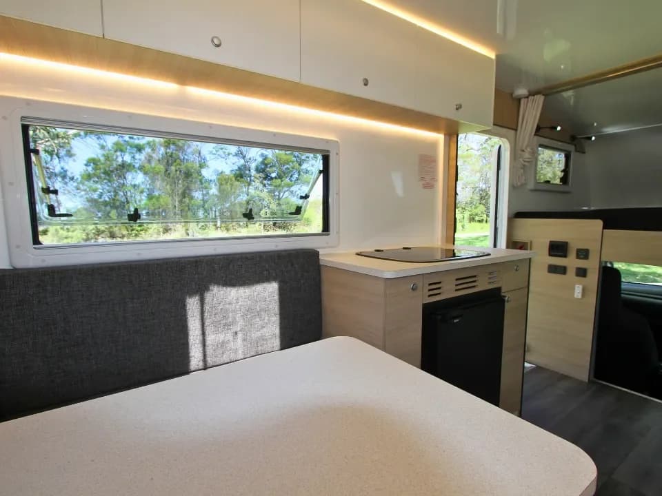 Suncamper Sherwood R-2 sitting area