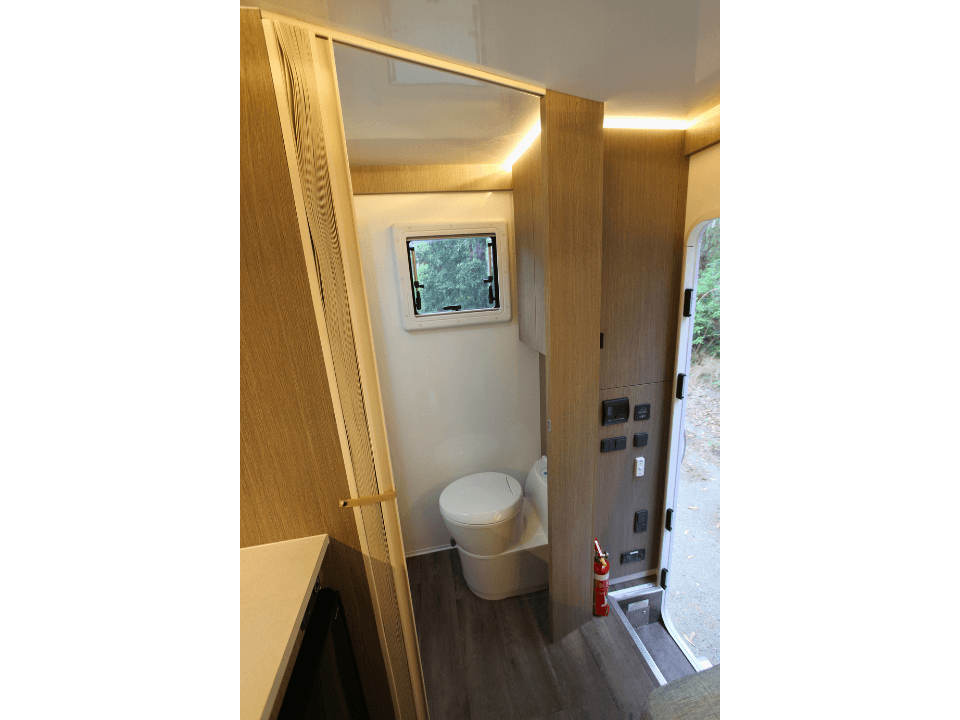 Suncamper Sherwood T-2 bathroom overview