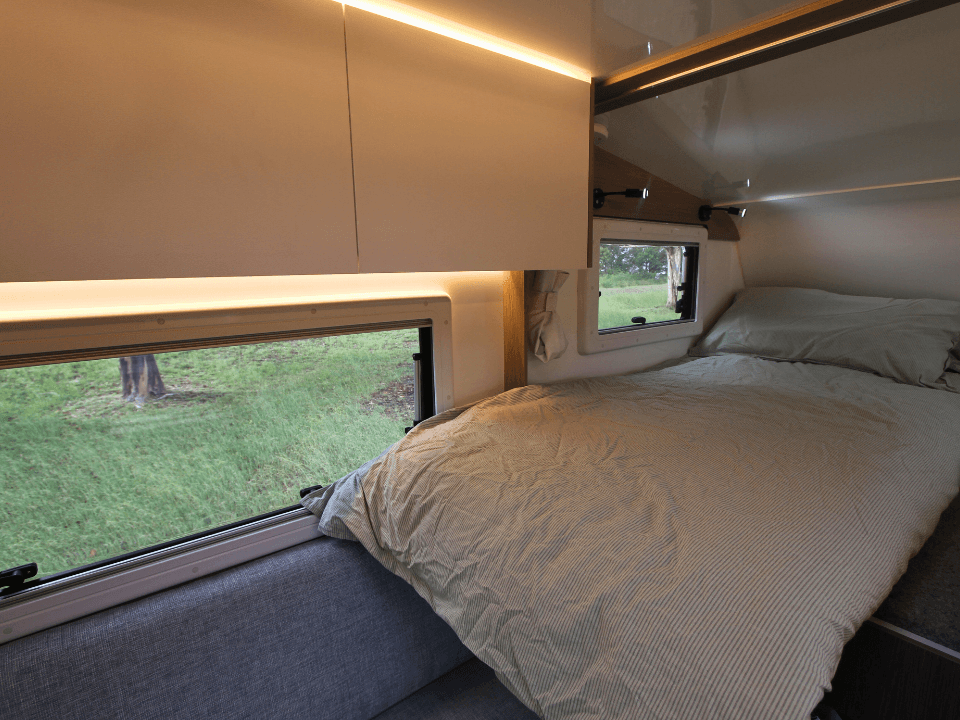 Suncamper Sherwood T-2 bed detail