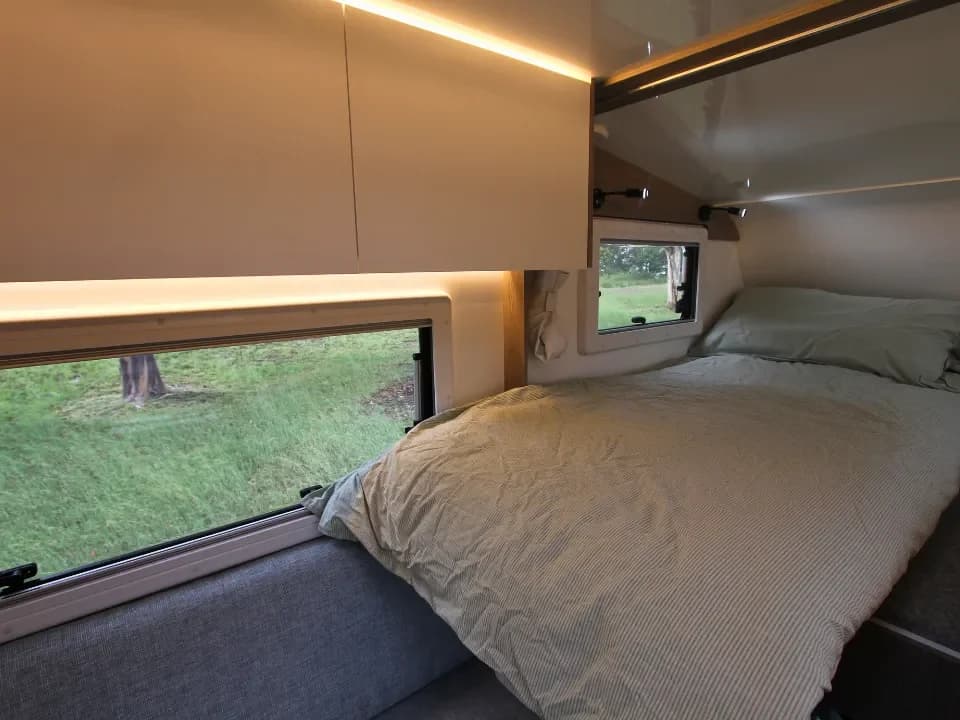 Suncamper Sherwood T-2 bed detail