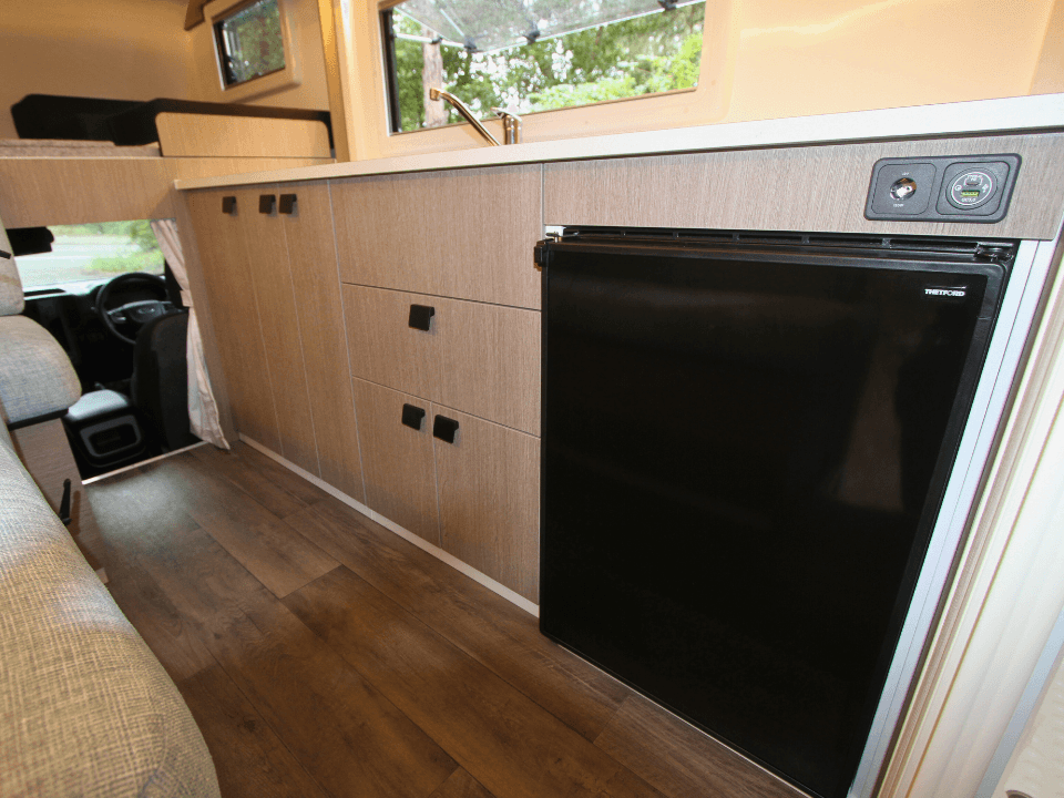 Suncamper Sherwood T-2 kitchen appliances